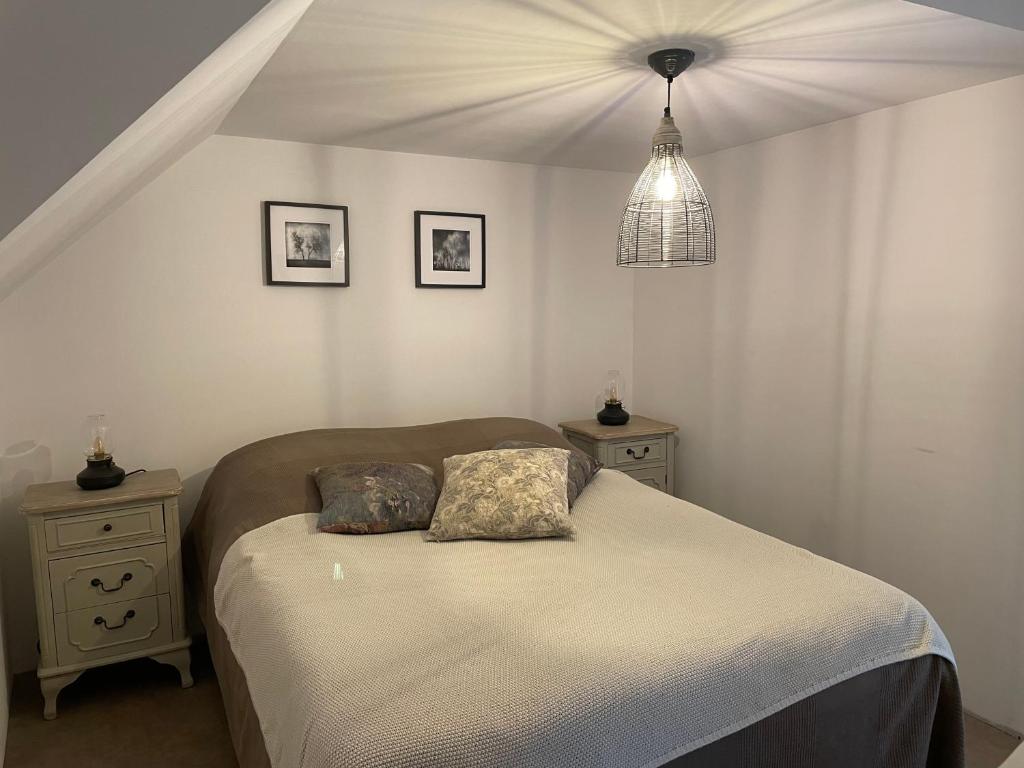 Chambre cosy sous les toits avec poutres apparentes